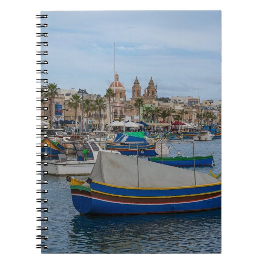 Traditionelle bunte Fischerboote in Malta Notizblock (Vorderseite)