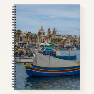 Traditionelle bunte Fischerboote in Malta Notizblock