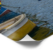 Traditionelle bunte Fischerboote in Malta Poster (Ecke)