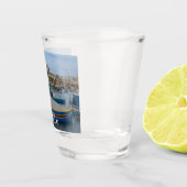 Traditionelle bunte Fischerboote in Malta Schnapsglas (Rechts)