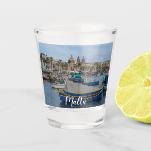 Traditionelle bunte Fischerboote in Malta Schnapsglas