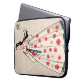 Traditionelle Eleganz: Frau in Gemusterter Ha Laptopschutzhülle (Vorderseite Links)