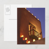 Traditionelle Farolitos beleuchten Lehmstrukturen Postkarte (Vorne/Hinten)