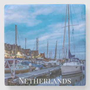 Traditionelle Fischerstadt Nachtszene. Steinuntersetzer