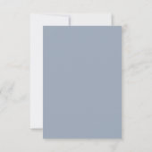 Traditionelle formale Elegant Dusty Blue Wedding RSVP Karte (Rückseite)