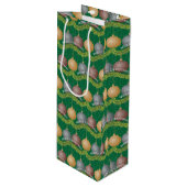 Traditionelle frohe Weihnachtsgrün-Ornamente Geschenktüte Für Weinflaschen (Vorderseite Schrägansicht)