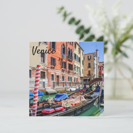 Traditionelle Gondel in Venedig (Stehend Vorderseite)