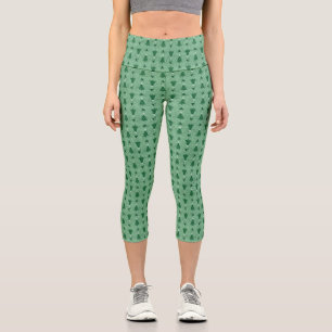 Traditionelle grüne Weihnachtsbäume und Rentiere Capri Leggings