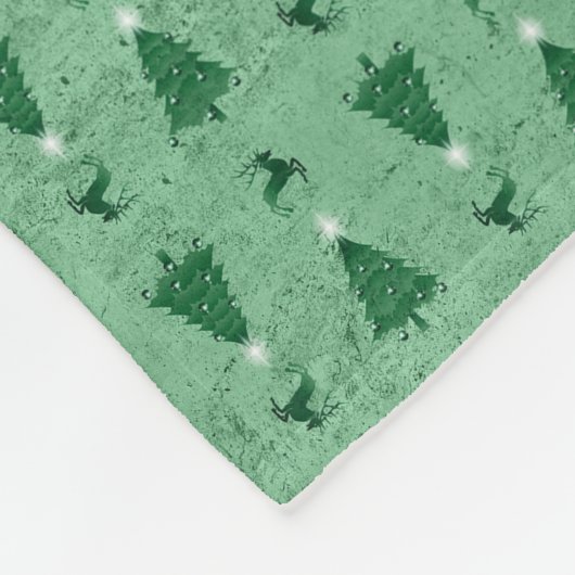 Traditionelle grüne Weihnachtsbäume und Rentiere Fleecedecke (Ecke)