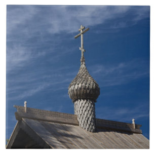 Traditionelle hölzerne russisch-orthodoxe Kirche Fliese