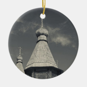 Traditionelle hölzerne russisch-orthodoxe Kirche Keramikornament