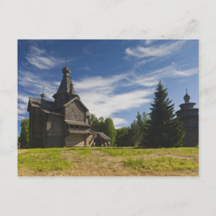 Traditionelle hölzerne russisch-orthodoxe Kirche Postkarte