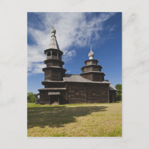Traditionelle hölzerne russisch-orthodoxe Kirche Postkarte