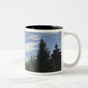 Traditionelle hölzerne russisch-orthodoxe Kirche Zweifarbige Tasse