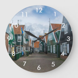 Traditionelle Holzhäuser in Marken Große Wanduhr