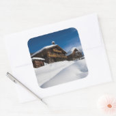 Traditionelle Holzhütten im Schnee Quadratischer Aufkleber (Umschlag)