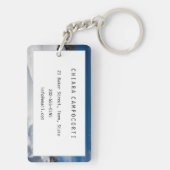 Traditionelle Holzhütten im Schnee Schlüsselanhänger (Rückseite)