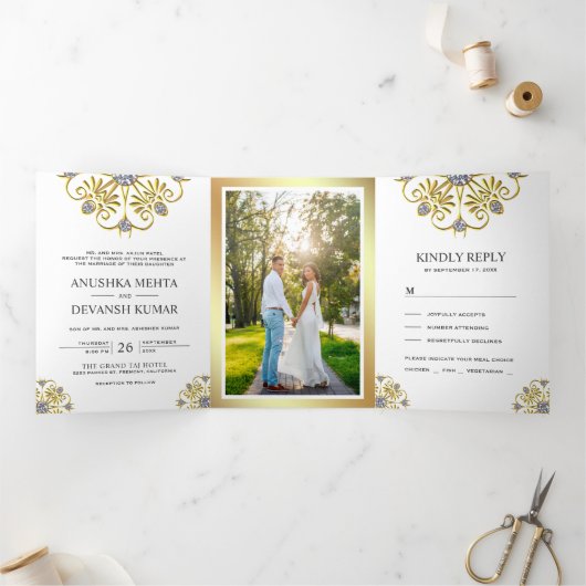 Traditionelle indische Hochzeit Mandala in Weiß un Dreifach Gefaltete Einladung (Innenseite)