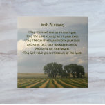 Traditionelle irische Segen Landschaft der Ackerla Fliese<br><div class="desc">Keramik-Kachel mit dem Foto einer ländlichen Landschaft und Himmel,  zusammen mit einem traditionellen irischen Segen im keltischen Stil. Wählen Sie Ihre Kachelgröße aus. Ein tolles Trivet für die Küche und als Geschenk für die Hauswärmung!</div>
