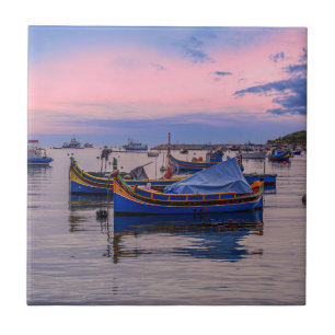 Traditionelle maltesische Boote in Marsaxlokk Fliese
