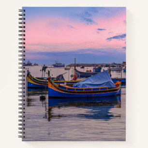 Traditionelle maltesische Boote in Marsaxlokk Notizblock