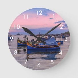 Traditionelle maltesische Boote in Marsaxlokk Runde Wanduhr