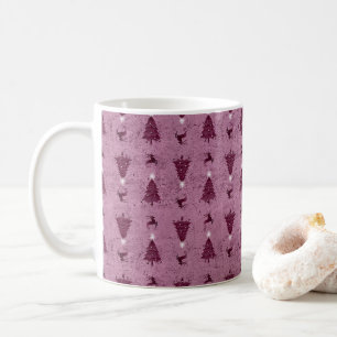 Traditionelle rosa Weihnachtsbaumen und Rentiere Kaffeetasse