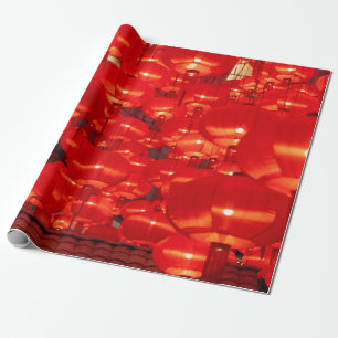 Traditionelle rote Laternen, die zum chinesischen Geschenkpapier
