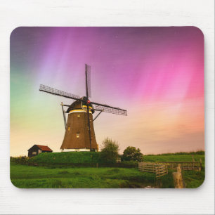 Traditionelle Windmühle unter dem Nordlicht Mousepad