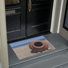 Traditioneller griechischer Terracotta Pot am Stra Fußmatte