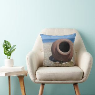 Traditioneller griechischer Terracotta Pot am Stra Kissen