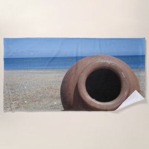 Traditioneller griechischer Terracotta Pot am Stra Strandtuch