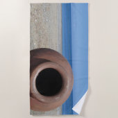 Traditioneller griechischer Terracotta Pot am Stra Strandtuch (Vorderseite)