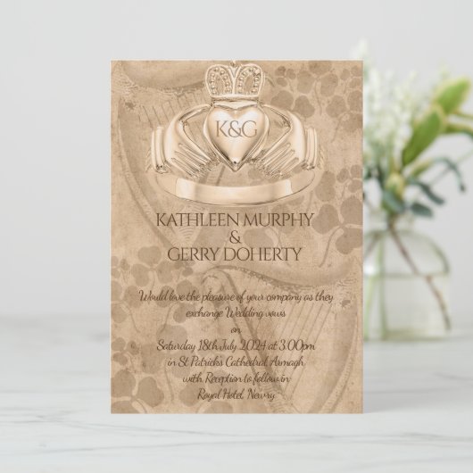 Traditioneller Irischer Claddagh Ring, Kleeblatt & Einladung (Stehend Vorderseite)