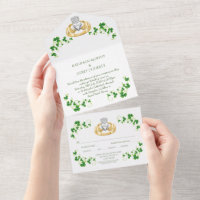 Traditioneller Irischer Claddagh Ring und Kleeblät