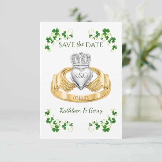 Traditioneller Irischer Claddagh Ring und Kleeblät Save The Date (Stehend Vorderseite)