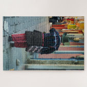 Traditioneller Mann geht über eine Kopfsteinpflast Puzzle (Horizontal)
