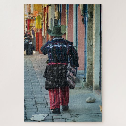 Traditioneller Mann geht über eine Kopfsteinpflast Puzzle (Vertikal)