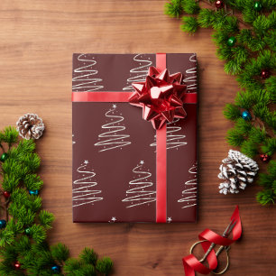 Traditioneller silberner Metall-Weihnachtsbaum rot Geschenkpapier