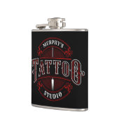 Traditioneller Stil ADD NAME Tattoo Studio Shop Flachmann (Links)