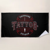 Traditioneller Stil ADD NAME Tattoo Studio Shop Strandtuch (Vorderseite)