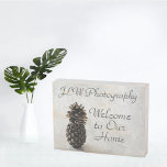 Traditionelles Begrüßungszeichen Ananas Holzkisten Schild<br><div class="desc">Dieses stilvolle und elegante Holzkastenzeichen besticht durch den Ananas, der ein traditionelles Symbol für Begrüßung, Wärme, Zuneigung und Gastfreundschaft darstellt. Ein schönes monochromatisches, weißes und silbergraues Schild, das in jeder Dekoration von rustikal bis traditionell ergänzt wird. Ein Single Zinntonananas und ein herzlicher Begrüßungsgeschmack, der mit Familienname, Name oder eigener Stimmung...</div>