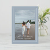 Traditionelles Dusty Blue Foto Zeitlose Hochzeit Dankeskarte (Stehend Vorderseite)