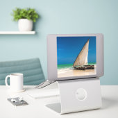 Traditionelles Fischerboot am Strand Aufkleber (Laptop auf Schreibtisch)