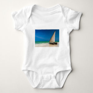 Traditionelles Fischerboot am Strand Baby Strampler