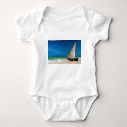 Traditionelles Fischerboot am Strand Baby Strampler (Vorderseite)