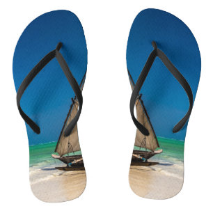 Traditionelles Fischerboot am Strand Badesandalen