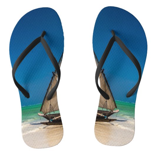Traditionelles Fischerboot am Strand Badesandalen (Fußbett)