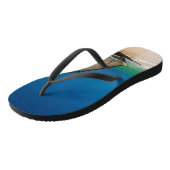 Traditionelles Fischerboot am Strand Badesandalen (Schrägansicht)