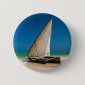 Traditionelles Fischerboot am Strand Button (Vorderseite)